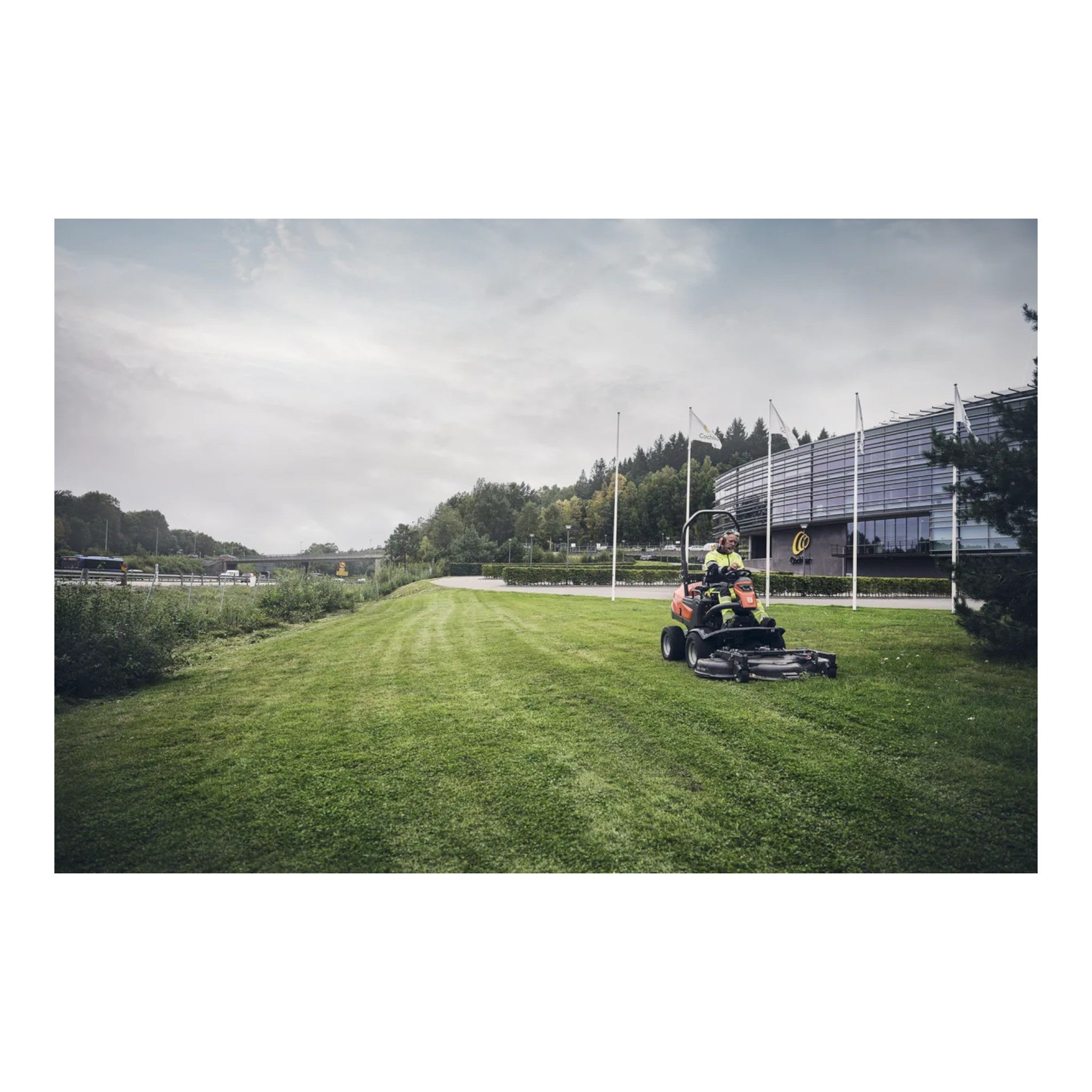 Husqvarna P525DX With Cabin Zero-Turn Mower 25 HP Kubota D1105 Kanzaki KTM23